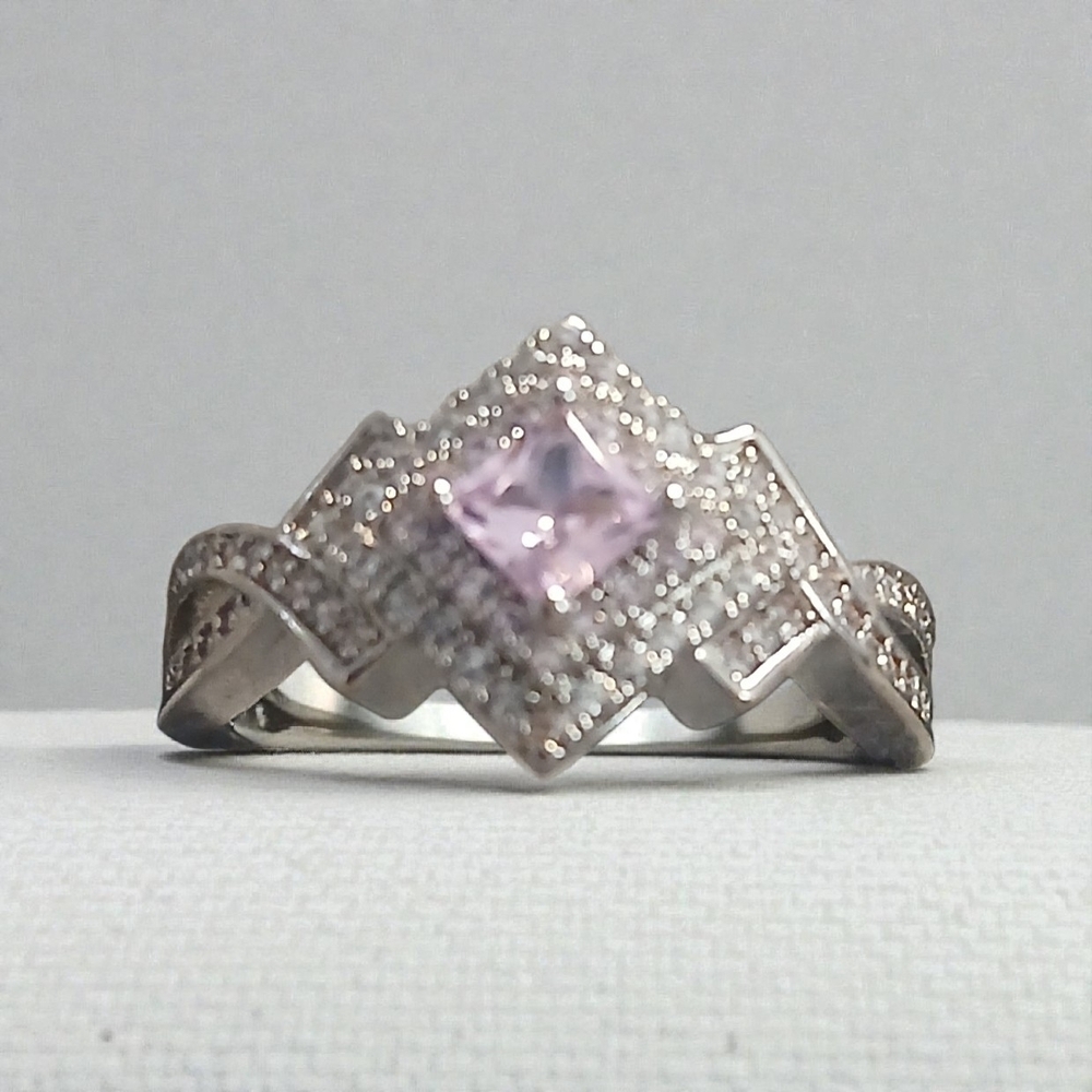 Chic Silver Ring with Pink Gemstone
